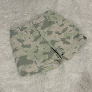 Under Armour Women's Light Green White Lightweight DriFit Athletic Shorts Sz 4